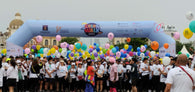 Balon Gate Tangerang at Color Walk event with colorful balloons and participants ready to start.
